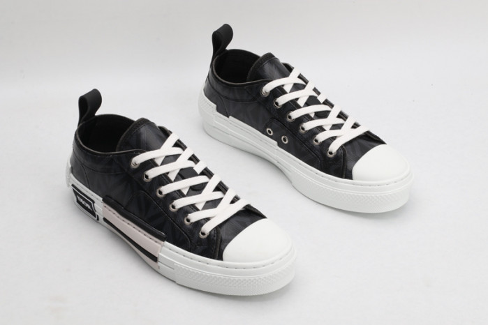 DR B23 OBLIQUE LOW TOP SNEAKER